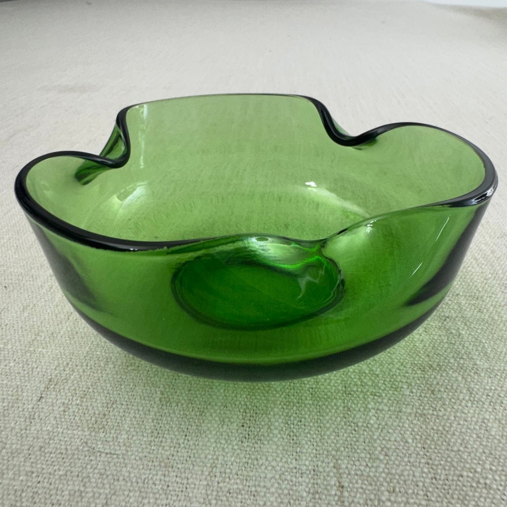 Vintage MCM Emerald Green Art‎ Glass Small Tri-Corner Pinched Rim Bowl 5.25"